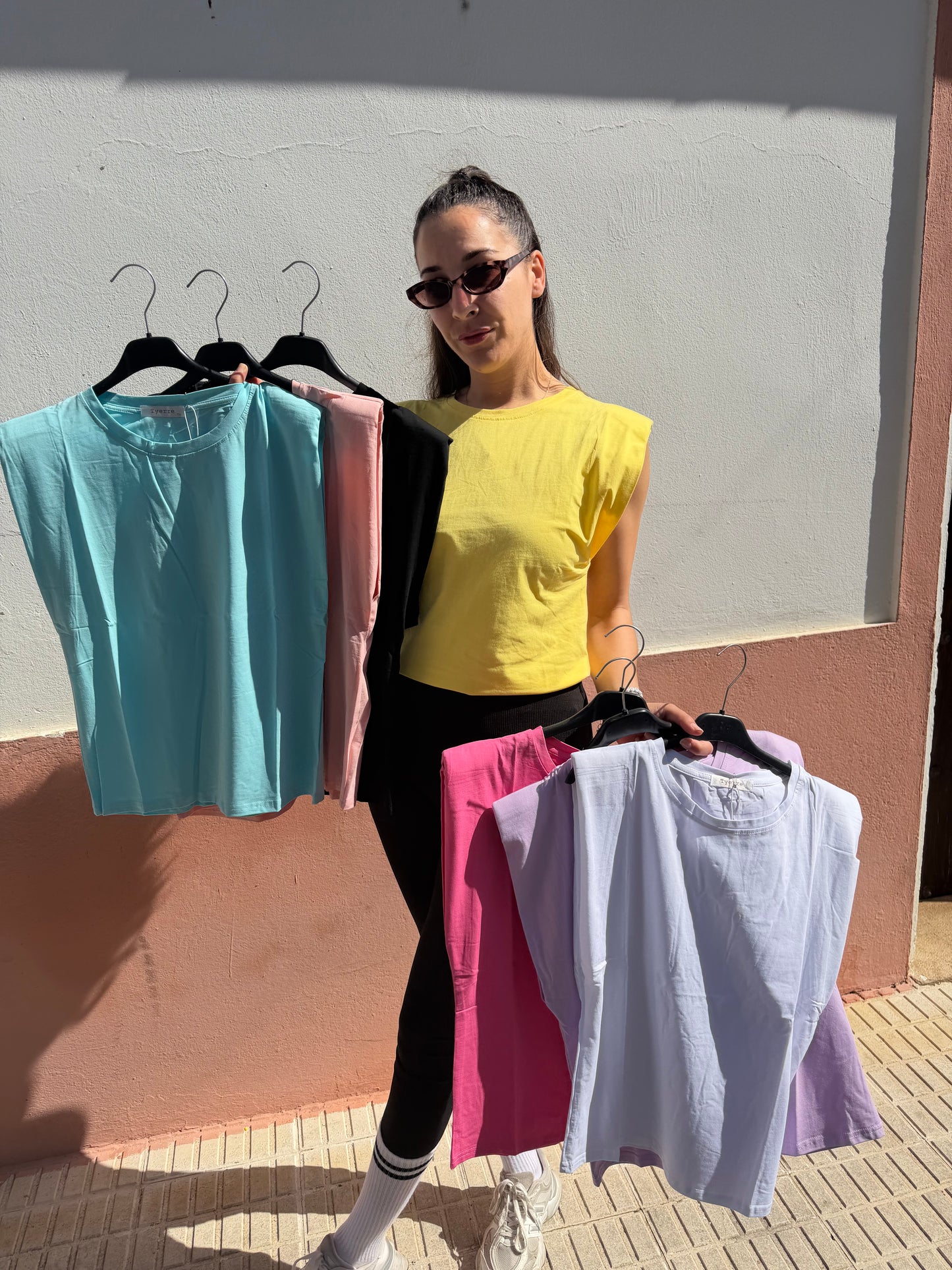 Camiseta con hombreras