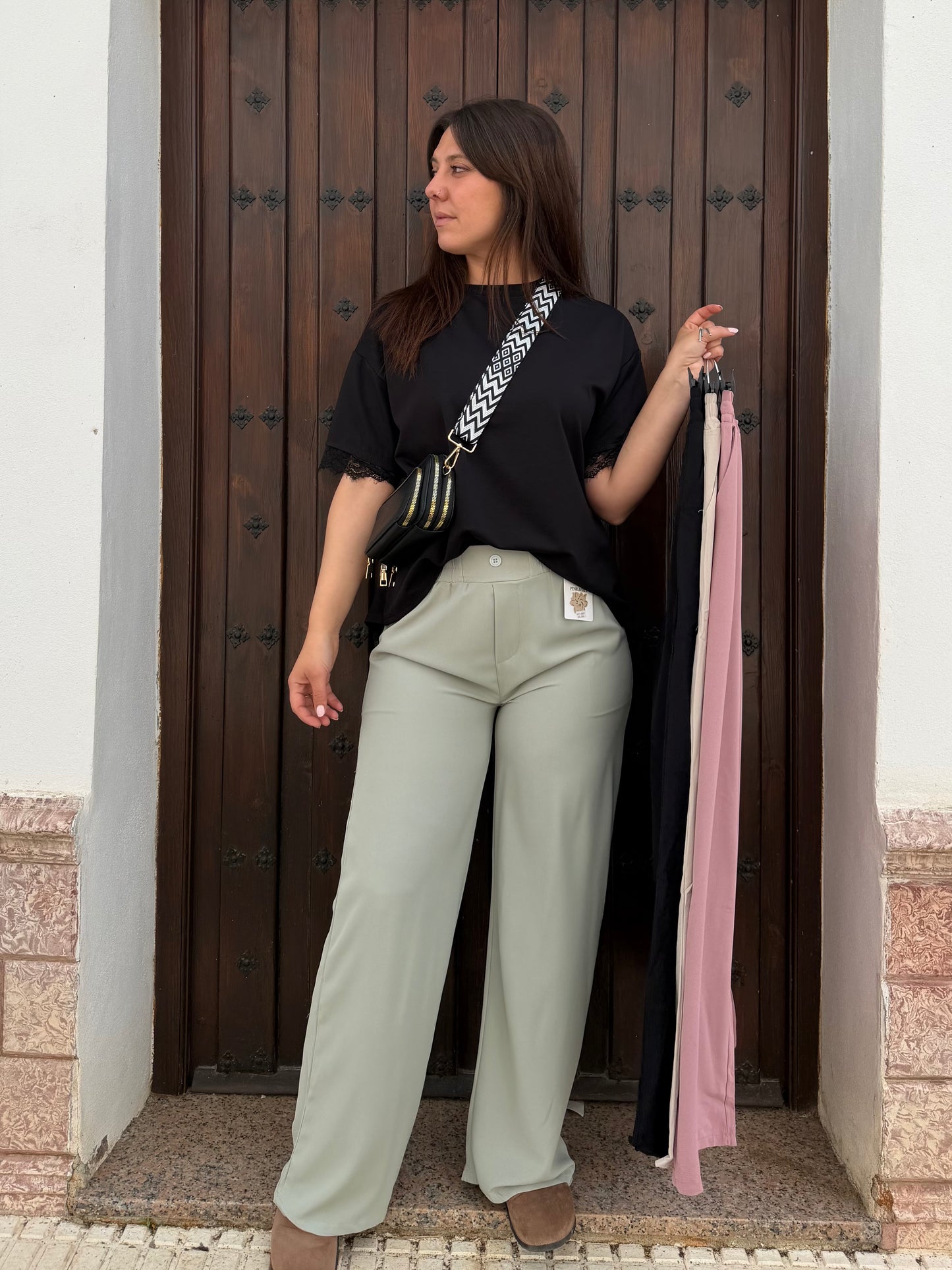 Pantalón fluido tiro alto.